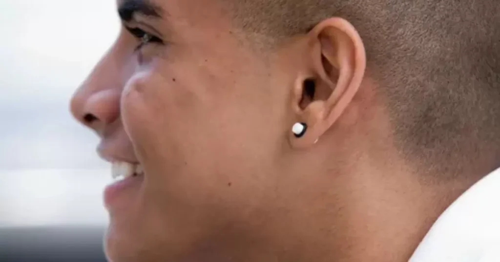 Do Straight Guys Have Both Ears Pierced?